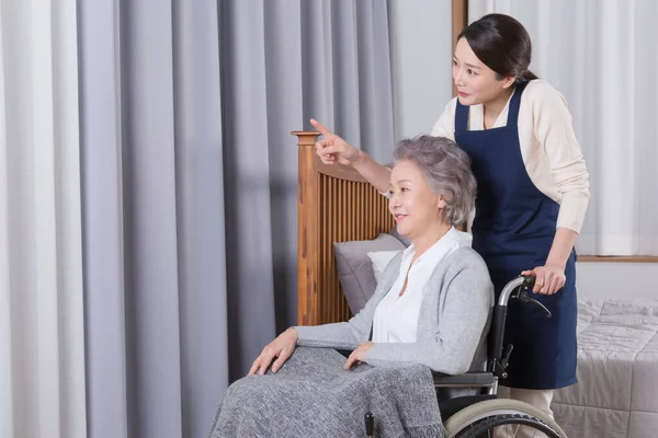 Azjatycki Opiekun Starsza Kobieta Domu Opieki Szpital — Zdjęcie stockowe