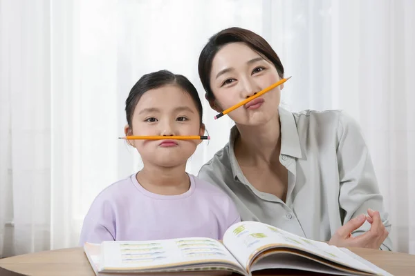 Asijské Matka Pomáhá Mladá Dcera Studium — Stock fotografie