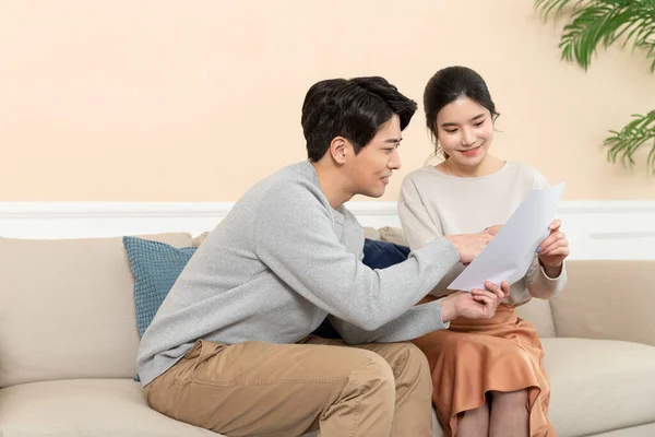 新しく結婚したアジアの夫婦が紙を持っている 家の契約 テスト結果 — ストック写真