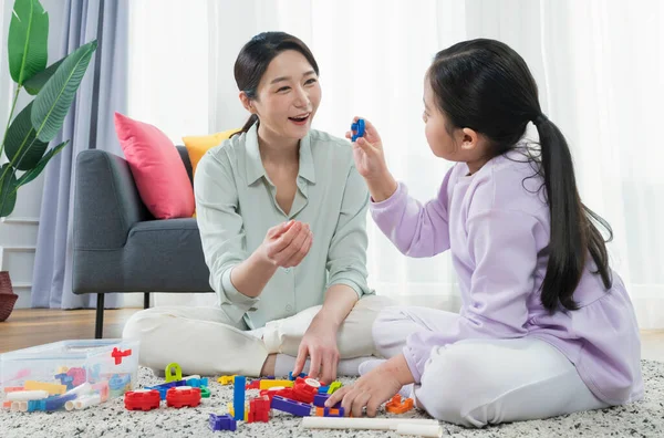 Aziatische Moeder Jong Dochter Spelen Met Blokken — Stockfoto
