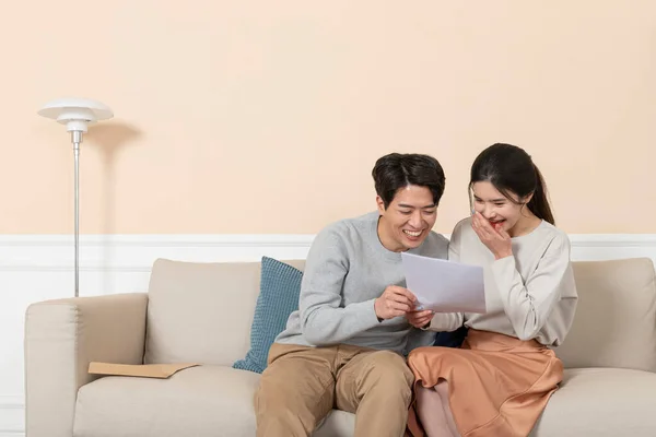 Couple Asiatique Nouvellement Marié Tenant Papier Contrat Maison Résultat Test — Photo