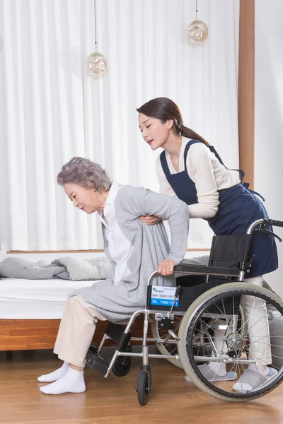 Asiatico Caregiver Vecchia Donna Casa Cura Ospedale — Foto Stock