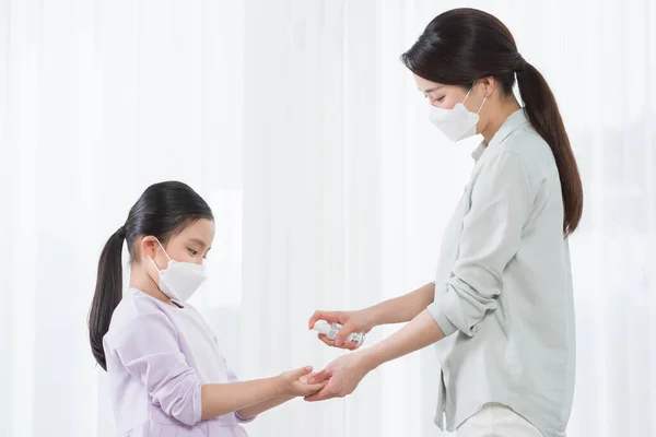 Asyalı Anne Kızı Ellerini Temizliyor — Stok fotoğraf