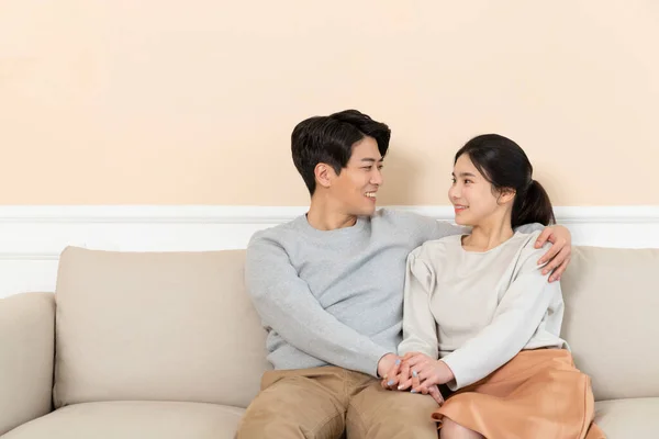 Nouvellement Marié Asiatique Couple Maison Concept Assis Sur Canapé — Photo