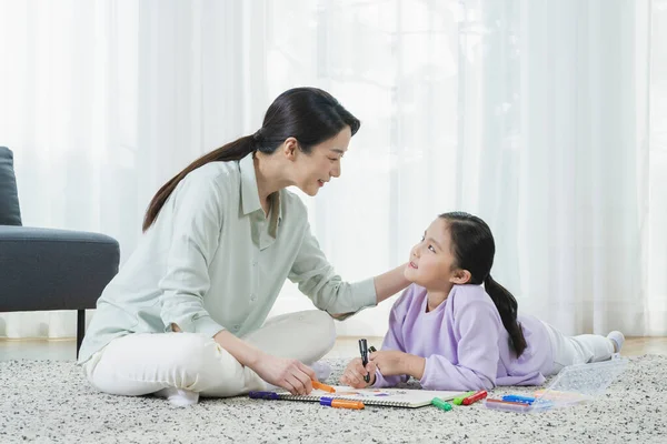 Asiático Mãe Jovem Filha Desenho Juntos — Fotografia de Stock