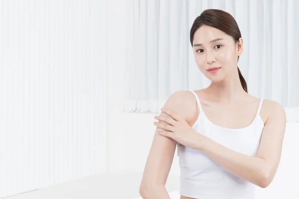 Closeup Όμορφο Ασιατικό Μοντέλο Αγγίζοντας Χέρι Σώμα Φροντίδα Του Δέρματος — Φωτογραφία Αρχείου