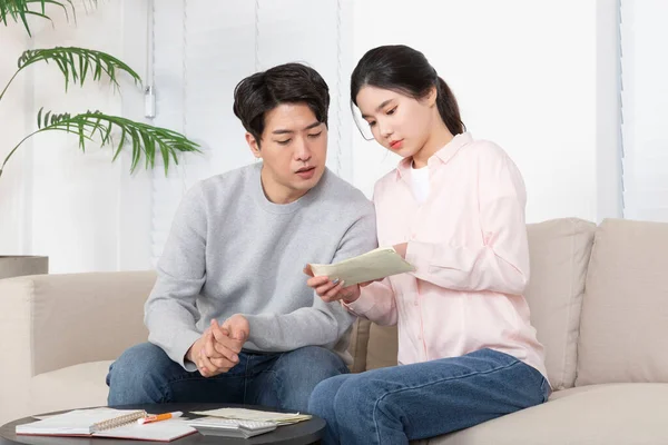 アジアの新婚夫婦生活費の管理 — ストック写真