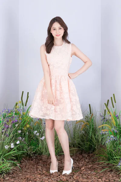 Прекрасна Азійська Модель Рожевому Міні Вбранні Весняна Мода Краса Концепції — стокове фото