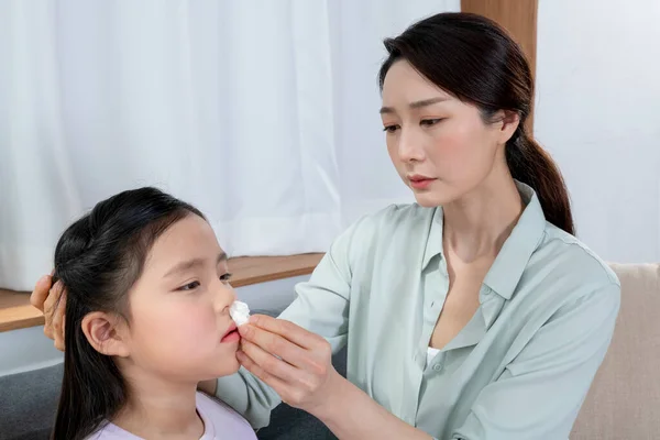 Mamá Ayudando Hija Sangrando Nariz Familia Asiática —  Fotos de Stock