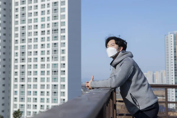 Azji Człowiek Chodzenie Spacery Maską — Zdjęcie stockowe
