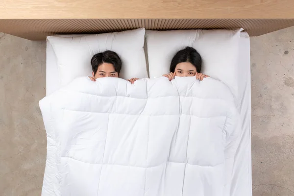 Asiática Pareja Durmiendo Cama —  Fotos de Stock