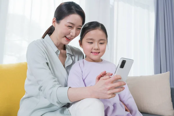 Asijské Matka Mladá Dcera Úsměvem Při Použití Chytrý Telefon — Stock fotografie