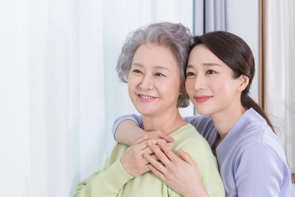 Feliz Sorrindo Asiático Velha Mãe Meia Idade Filha Sofá — Fotografia de Stock