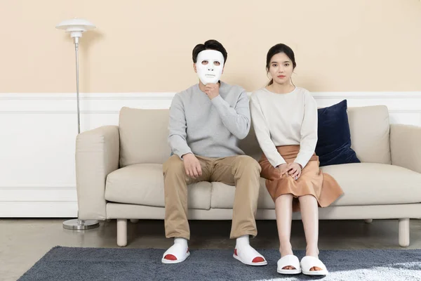 Azji Mąż Trzyma Maskę Jego Twarzy Żony Siedzi Obok Niego — Zdjęcie stockowe