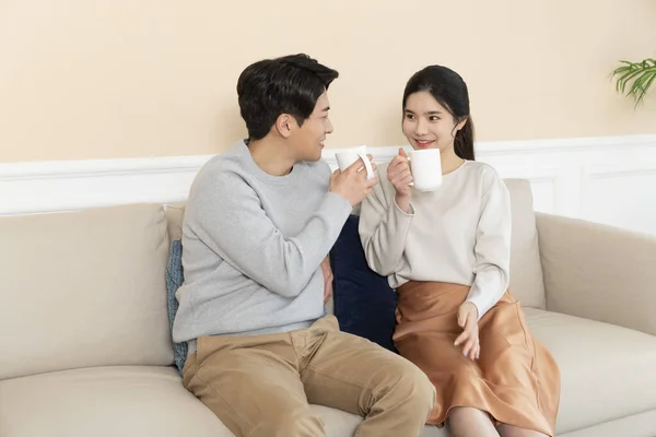 新しく結婚したアジア系の夫婦はコーヒーを飲み — ストック写真