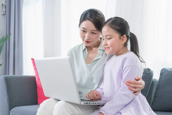 Azji Matka Młoda Córka Pomocą Laptopa — Zdjęcie stockowe