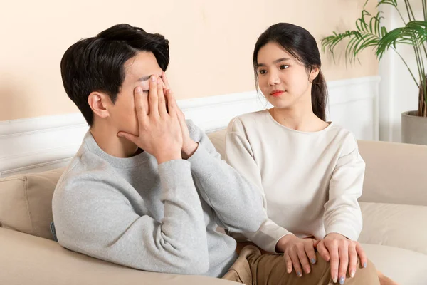 Asiática Esposa Reconfortante Calmando Abajo Asiática Marido —  Fotos de Stock