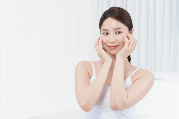 얼굴에 피부의 아름다운 모습을 아름다운 아시아인 모델의 — 스톡 사진