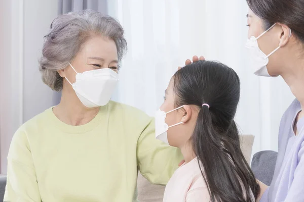 Drie Generaties Vrouwen Aziatische Grootmoeder Moeder Kleindochter Met Masker — Stockfoto