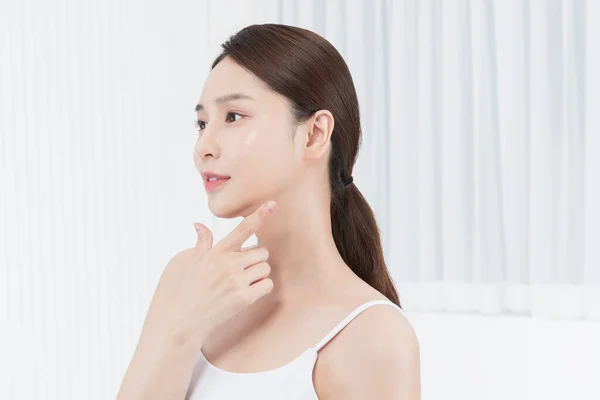 Närbild Vacker Asiatisk Modell Med Handgest Glödande Hud Skönhet Koncept — Stockfoto