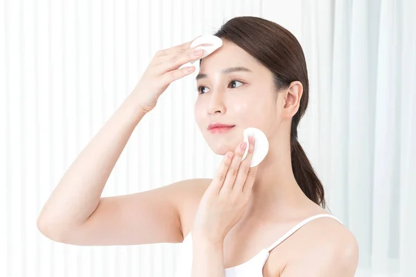 Schöne Asiatische Modell Gesicht Und Peeling Pad Haut Beauty Konzept — Stockfoto
