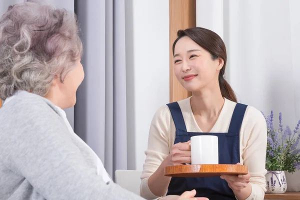 Asiatische Pflegekraft Und Alte Frau Pflegeheim Krankenhaus — Stockfoto