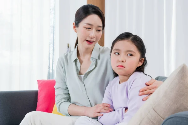 Mutter Tröstet Traurige Junge Tochter Asiatische Familie — Stockfoto