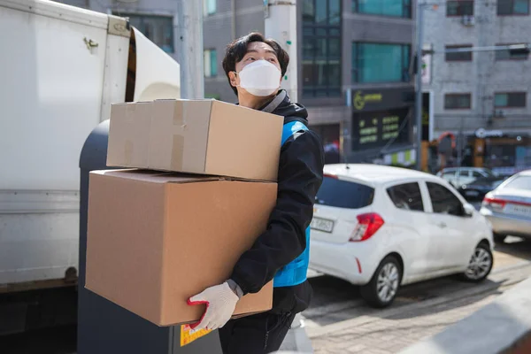 Ασιάτης Κορεάτης Ντελιβεράς Που Εργάζεται Φορώντας Μάσκα Λόγω Του Covid — Φωτογραφία Αρχείου