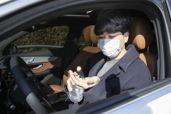Arabada Maske Takmak Covid Virüsü — Stok fotoğraf