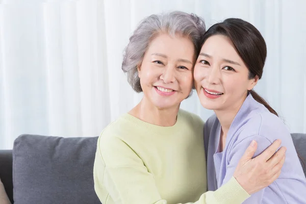 Feliz Sorrindo Asiático Velha Mãe Meia Idade Filha Sofá — Fotografia de Stock