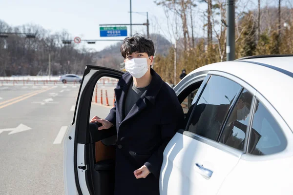 Maskeli Asyalı Adam Arabadan Iniyor — Stok fotoğraf