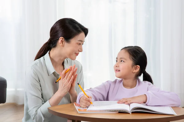 Asiatico Madre Helping Giovane Figlia Studio — Foto Stock