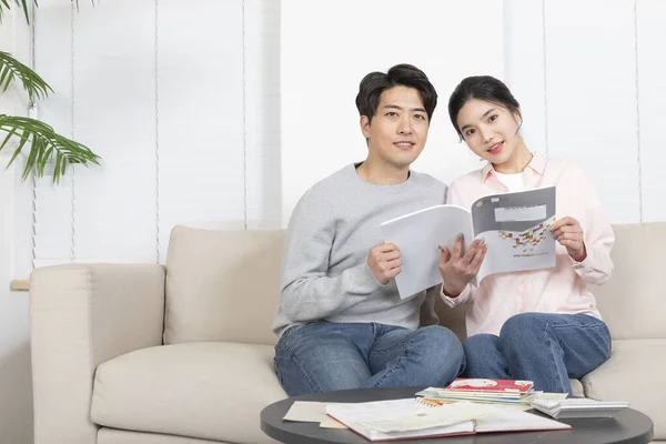 Asian Newlyweds Couple Managing Home Living Expense Concept Holding Calculator — Stock Photo, Image