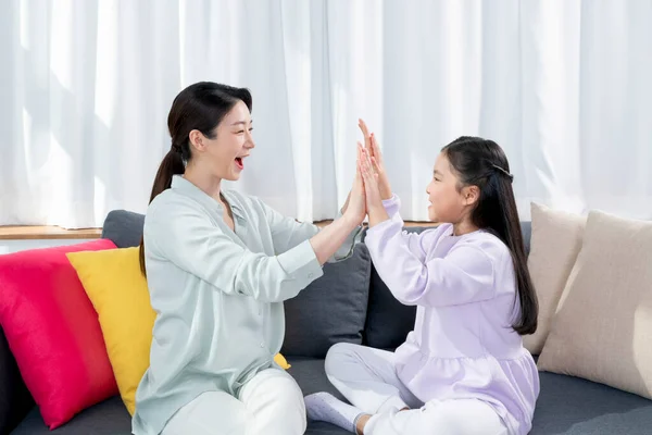 Aziatische Moeder Jong Dochter Maken Hand Naar Hand Gebaren — Stockfoto