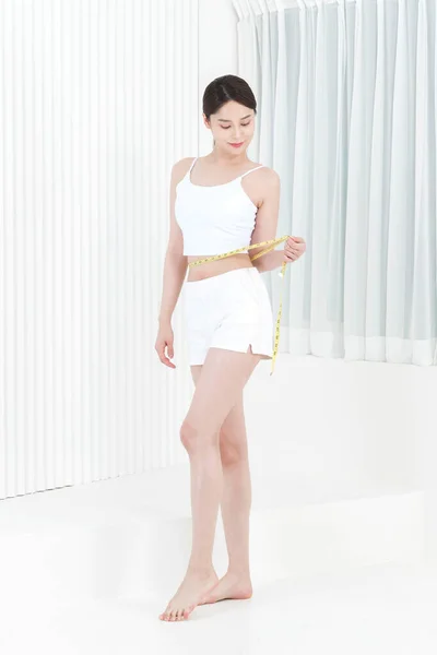 Magnifique Modèle Asiatique Slip Blanc Short Avec Ruban Mesurer Concept — Photo