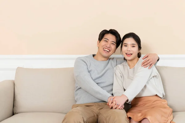 Pareja Asiática Recién Casada Concepto Casa Sentado Sofá — Foto de Stock