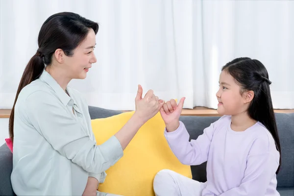 Asiatische Mutter Und Junge Tochter Drücken Daumen Und Machen Versprechen — Stockfoto