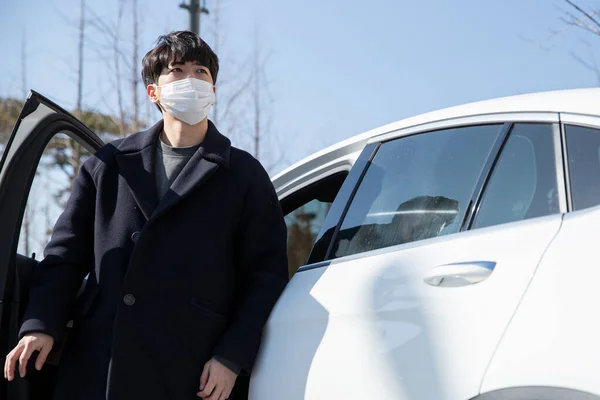 Azji Koreański Człowiek Maska Odchodzi Samochodu — Zdjęcie stockowe