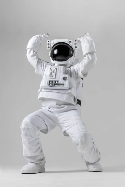 Astronot Büyük Bir Nesne Tutuyor Beyaz Arkaplan — Stok fotoğraf