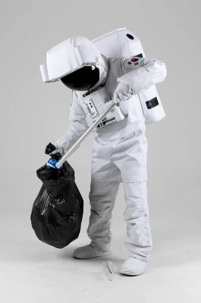 Sbírání Odpadků Astronaut Bílém Pozadí — Stock fotografie