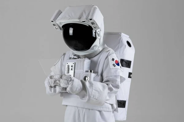 Αστροναύτης Λευκό Υπόβαθρο Αστροναύτες Χρησιμοποιούν Tablet — Φωτογραφία Αρχείου