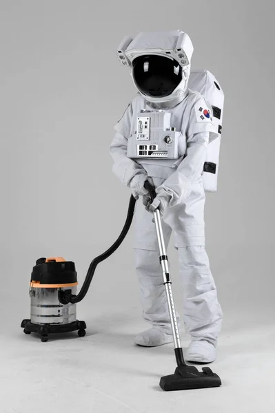 Plancher Nettoyage Astronaute Avec Aspirateur — Photo