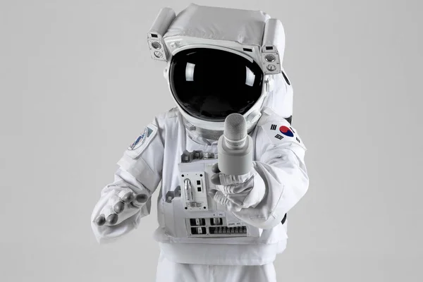 Astronaut Med Mikrofon Vit Bakgrund — Stockfoto
