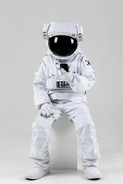 Astronaut Internet Surfen Telefoon Witte Achtergrond — Stockfoto