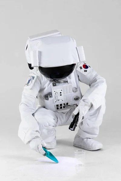 Astronauta Badaniu Gleby Białe Tło — Zdjęcie stockowe