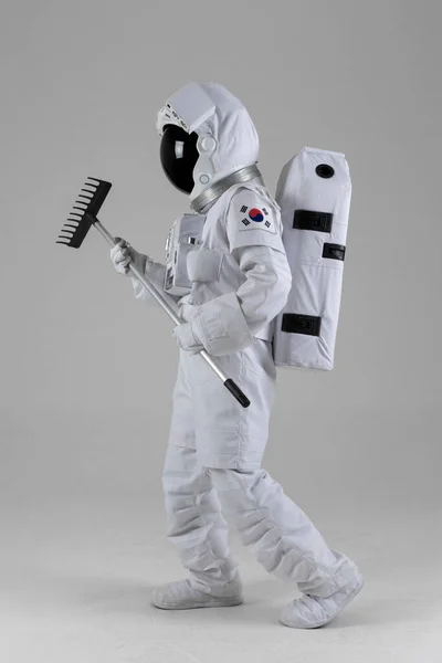 Astronot Berjalan Memegang Peralatan Pertanian Latar Belakang Putih — Stok Foto