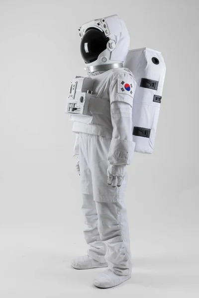 Гордо Стоящий Астронавт Белый Фон — стоковое фото