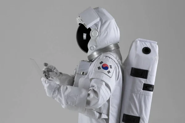 Astronot Beyaz Arkaplan Astronotlar Tablet Kullanıyor — Stok fotoğraf