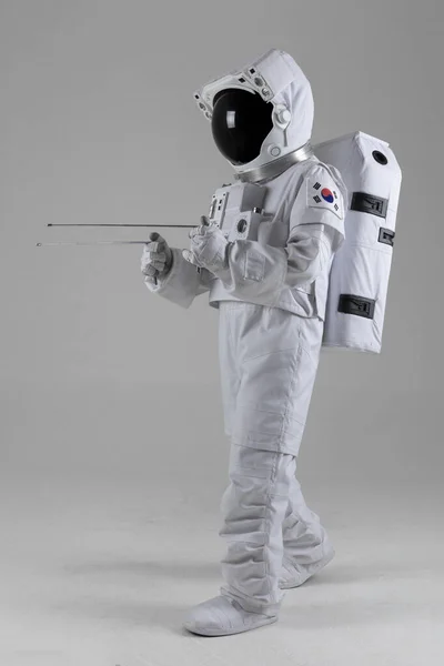 Αστροναύτης Που Περπατάει Κρατώντας Μια Ράβδο Λευκό — Φωτογραφία Αρχείου