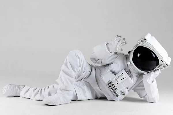 Astronaut Ligger Sidan Och Säger Hej Vit Bakgrund — Stockfoto